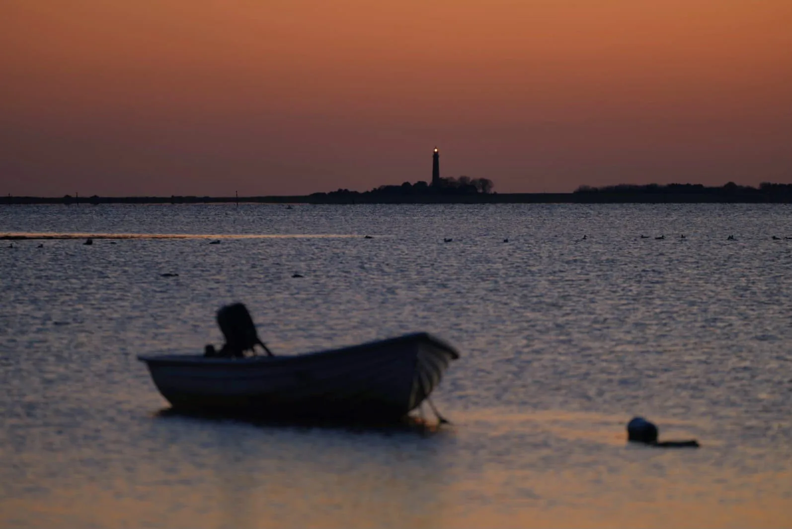 Kleines Boot in der Dämmerung vor Fehmarns Küste